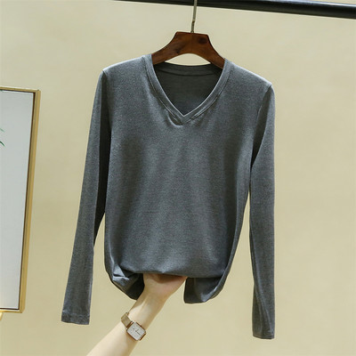 Jednobojni model ženske bluze sa špic izrezom i dugim rukavima