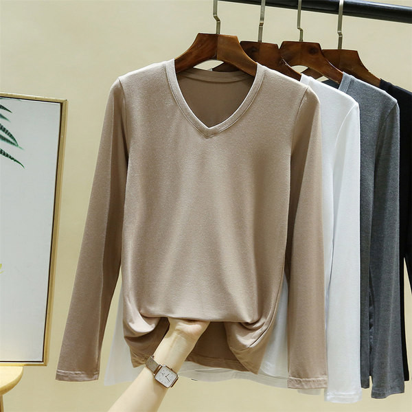 Jednobojni model ženske bluze sa špic izrezom i dugim rukavima