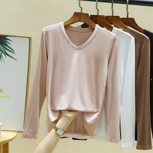 Jednobojni model ženske bluze sa špic izrezom i dugim rukavima