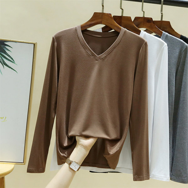 Jednobojni model ženske bluze sa špic izrezom i dugim rukavima