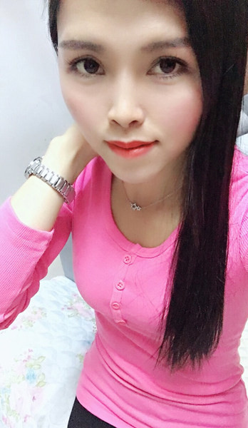 Novi model ženske majice s okruglim izrezom i gumbima