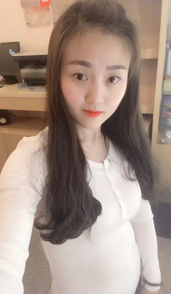 Novi model ženske majice s okruglim izrezom i gumbima