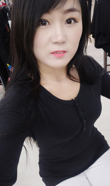 Novi model ženske majice s okruglim izrezom i gumbima