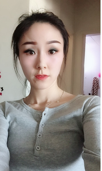 Novi model ženske majice s okruglim izrezom i gumbima