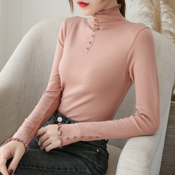 Pripijeni ženski polo model s dugim rukavima i gumbima