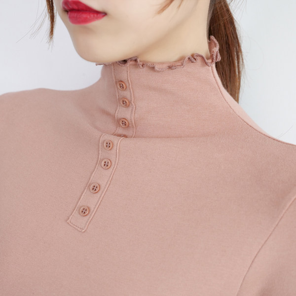 Pripijeni ženski polo model s dugim rukavima i gumbima