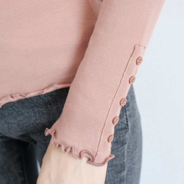 Pripijeni ženski polo model s dugim rukavima i gumbima