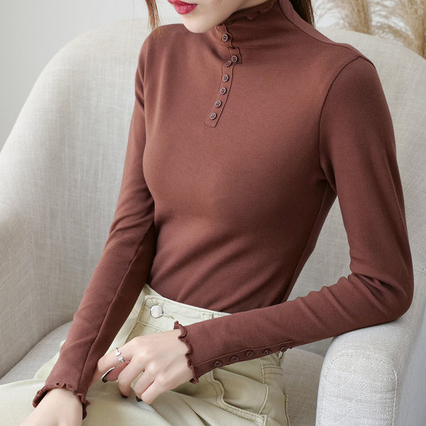 Pripijeni ženski polo model s dugim rukavima i gumbima