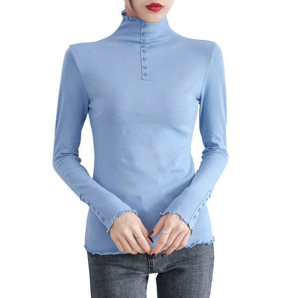 Pripijeni ženski polo model s dugim rukavima i gumbima