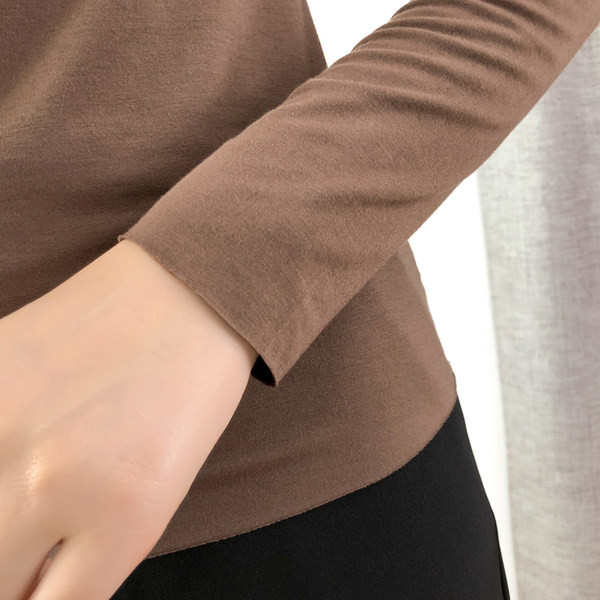 Ženski polo pripijeni model dugih rukava, pogodan za jesen i zimu