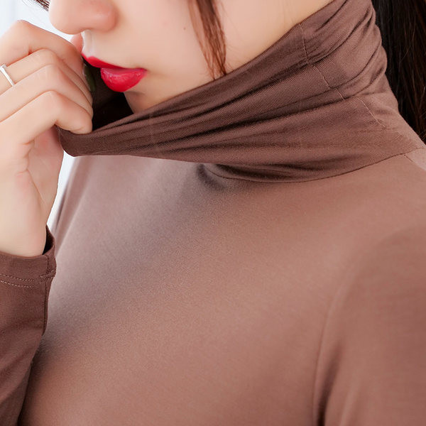 Tanka ženska polo majica u jednoj boji, pogodna za jesen i zimu