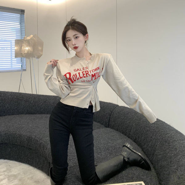 Novi model ženskog pletenog prsluka sa dugmadima i natpisom