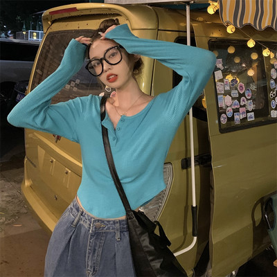 Ženska bluza s okruglim izrezom i gumbima - jednobojni model