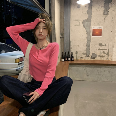 Ženska bluza s okruglim izrezom i gumbima - jednobojni model