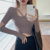 Ženski crop top dugih rukava i izrezanih dijelova