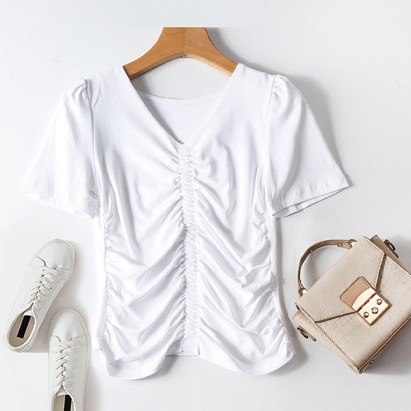 Kratka ženska bluza nabranog efekta i špic dekoltea