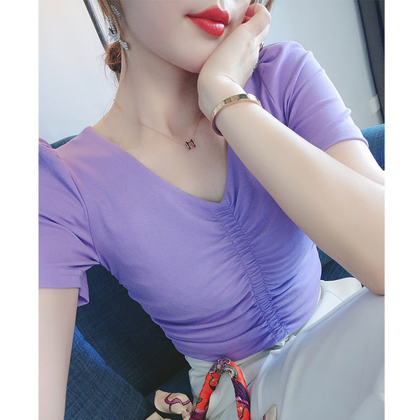 Kratka ženska bluza nabranog efekta i špic dekoltea