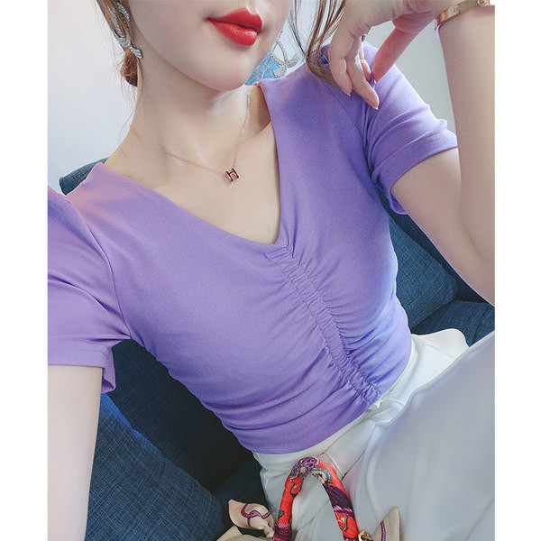 Kratka ženska bluza nabranog efekta i špic dekoltea