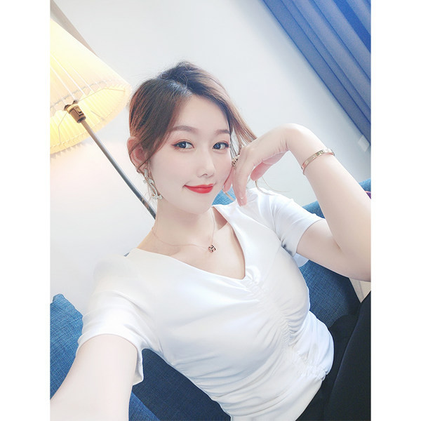 Kratka ženska bluza nabranog efekta i špic dekoltea