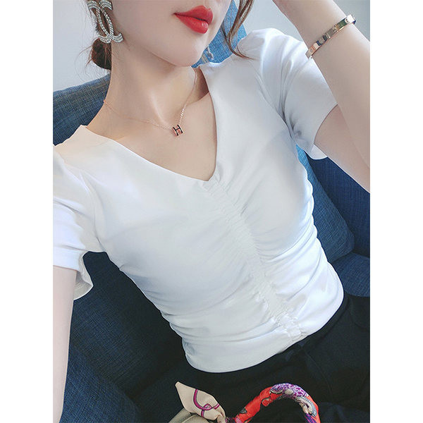 Kratka ženska bluza nabranog efekta i špic dekoltea