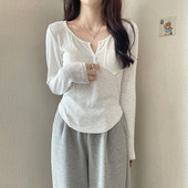 Ženska bluza s džepom i gumbima - običan model u tri boje