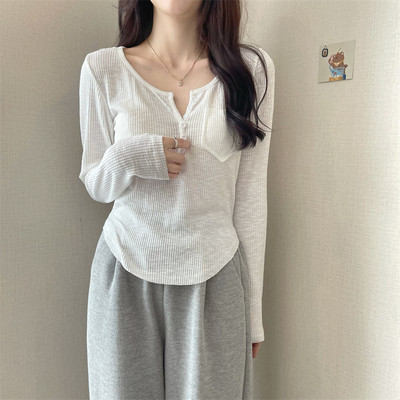 Ženska bluza s džepom i gumbima - običan model u tri boje