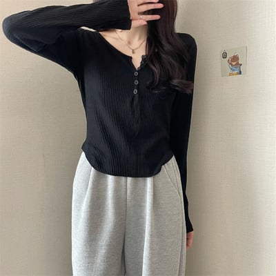 Ženska bluza s džepom i gumbima - običan model u tri boje