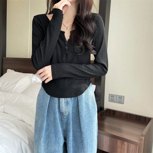 Ženska bluza s džepom i gumbima - običan model u tri boje