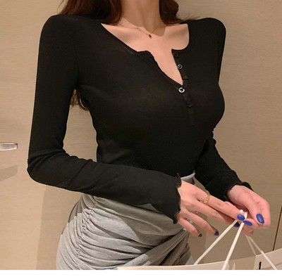 Ženska ležerna bluza s gumbima i špic izrezom