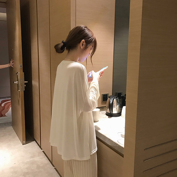 Široka proljetno-jesenska bluza dugih rukava i ovalnog izreza