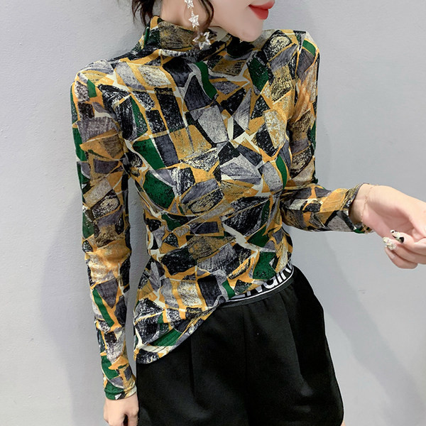 Ženska pripijena polo majica sa šarenim uzorkom