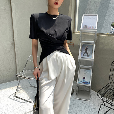 Moderna ženska bluza s kratkim rukavima - asimetrični model