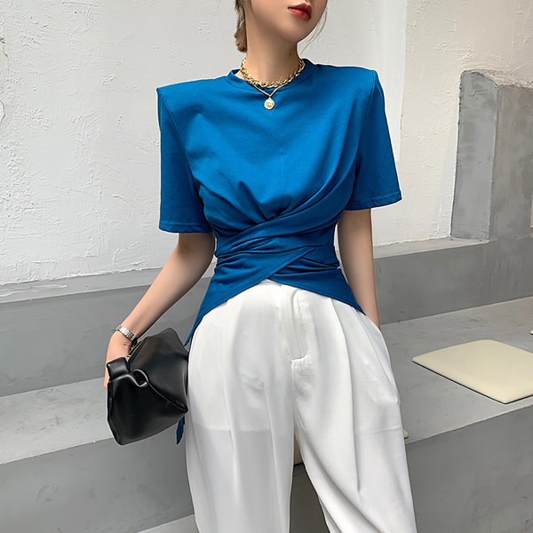 Moderna ženska bluza s kratkim rukavima - asimetrični model