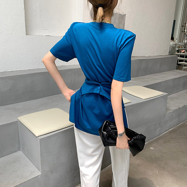 Moderna ženska bluza s kratkim rukavima - asimetrični model