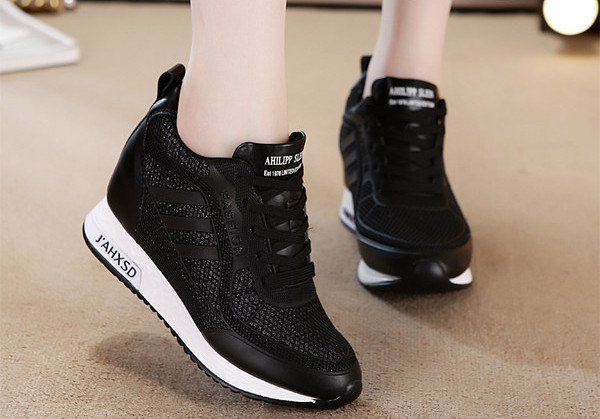 Ženske tenisice u bijeloj i crnoj boji