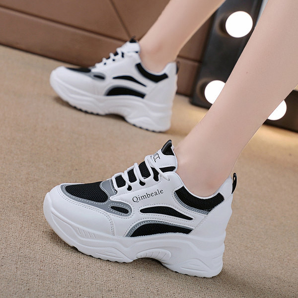 Γυναικεία κομψά sneakers ψηλής πλατφόρμας με επιγραφή