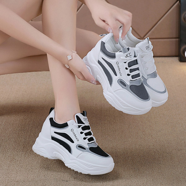 Γυναικεία κομψά sneakers ψηλής πλατφόρμας με επιγραφή