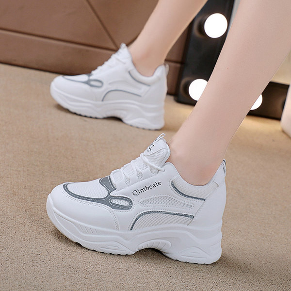 Γυναικεία κομψά sneakers ψηλής πλατφόρμας με επιγραφή