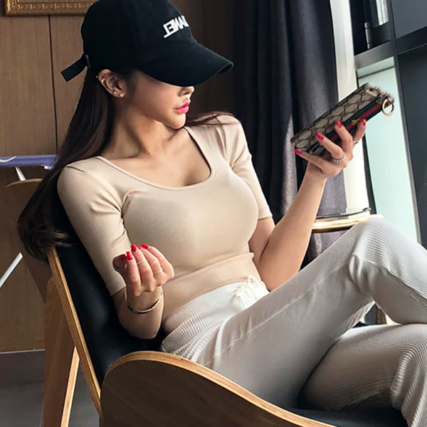 Ženska pripijena bluza s ovalnim izrezom i 3/4 rukavima