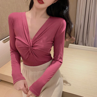 Ženska bluza s dubokim špic izrezom