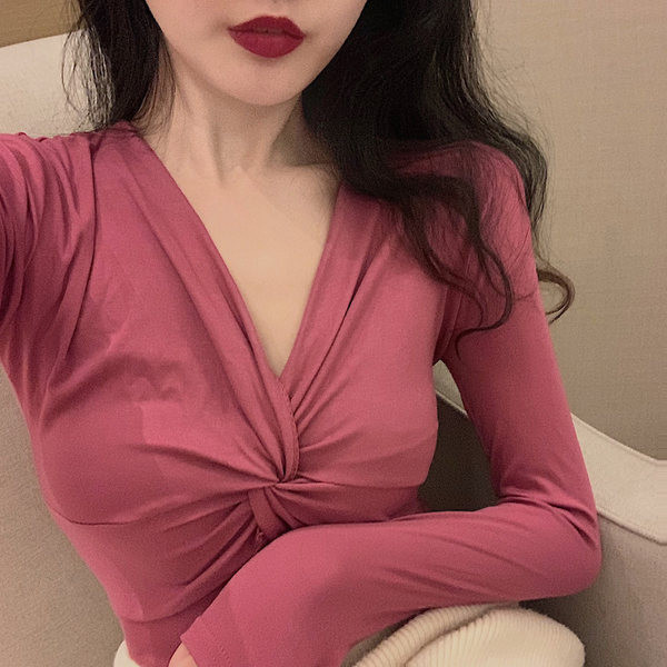 Ženska bluza s dubokim špic izrezom