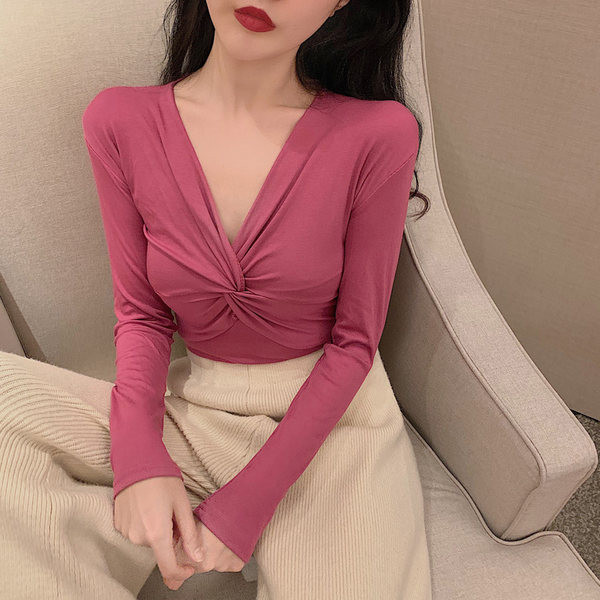 Ženska bluza s dubokim špic izrezom