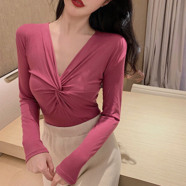 Ženska bluza s dubokim špic izrezom