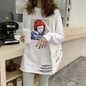 Široki model ženske bluze sa dugim rukavima, aplikacijom i rupama