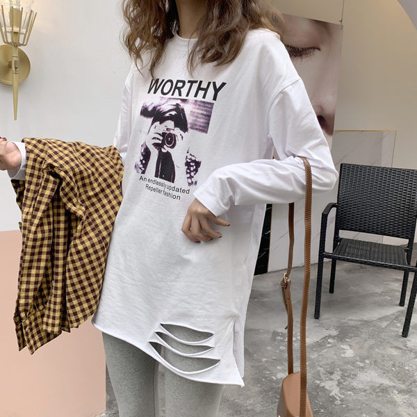 Široki model ženske bluze sa dugim rukavima, aplikacijom i rupama