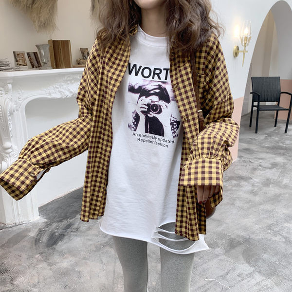 Široki model ženske bluze sa dugim rukavima, aplikacijom i rupama