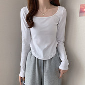 Jednobojna ženska bluza dugih rukava i ovalnog dekoltea