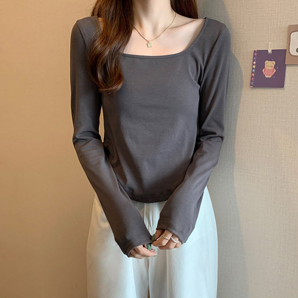 Jednobojna ženska bluza dugih rukava i ovalnog dekoltea