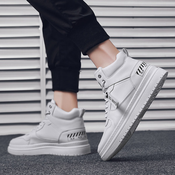 Visoki model muških tenisica s ravnim potplatom