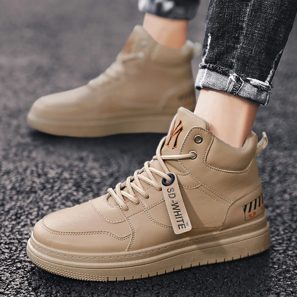 Visoki model muških tenisica s ravnim potplatom